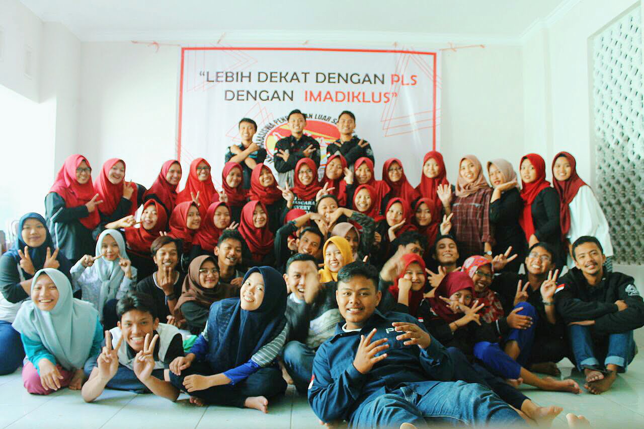 mengenal IT 1 Universitas Negeri Malang dengan Tema Lebih Dekat Dengan PLS Bersama Imadiklus.
